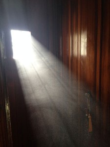 https://pixabay.com/en/dust-doorway-door-window-sunlight-1523106/